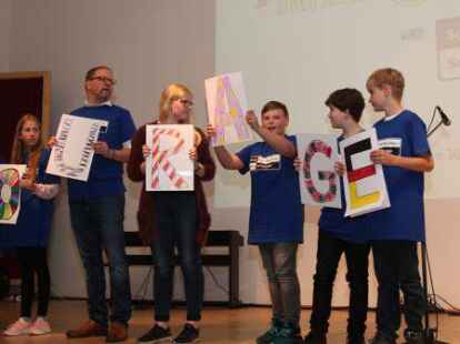 Stefan Brandt und sechs Waldsch&uuml;ler buchstabieren Courage.