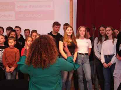 Der Chor sang das St&uuml;ck &bdquo;So sch&ouml;n anders&ldquo; von Adel Tawil.