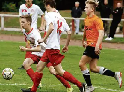 Gingen voran: Die B-Junioren  des VfL  Wildeshausen  (wei&szlig;e Trikots) gewann gegen den VfL  Oythe 3:1.