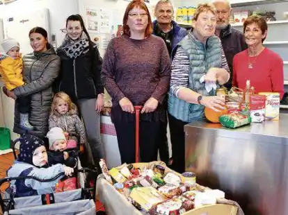 <p>Die Krippe Bienenkorb um Leiterin Anna Fehrmann (links) hat Lebensmittel gesammelt und diese der Speisekammer in Wardenburg &uuml;bergeben.Silvia Sch&uuml;tte (3. von rechts) und ihr vierk&ouml;pfiges Team nahmen die Spenden dankend an.</p>