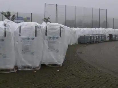 Rund 100 Big Bags mit Gummigranulat stehen am Immerweg, davor die Kanister mit Bindemittel. Das Material soll jetzt eingez&auml;unt werden. 