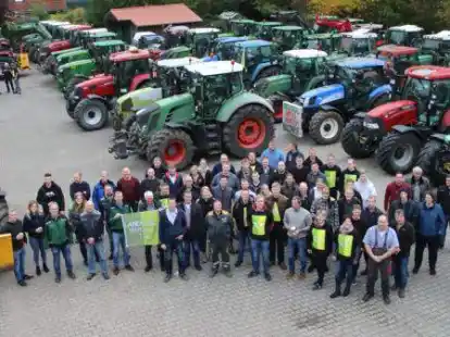 Mehrere Dutzend Landwirte machten sich auf rund 50 Treckern vom Betriebsgel&auml;nde Godfried van Eijden auf den Weg  nach Oldenburg.