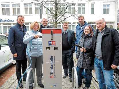Die EG Wittmund, hier mit der  Vorstandsvorsitzenden Helga Sch&uuml;ler,  Frank Fastenau (Vorstand) und dem technischen Leiter  Ralf W&uuml;bbenhorst, will weitere E-Lades&auml;ulen aufstellen.
