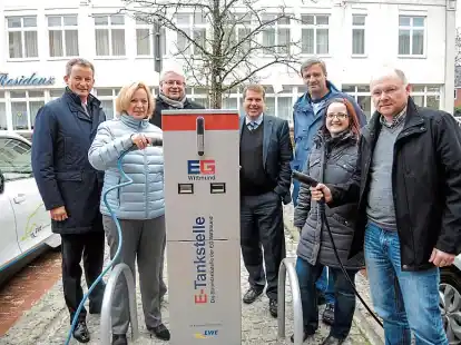 Die EG Wittmund, hier mit der  Vorstandsvorsitzenden Helga Sch&uuml;ler,  Frank Fastenau (Vorstand) und dem technischen Leiter  Ralf W&uuml;bbenhorst, will weitere E-Lades&auml;ulen aufstellen.