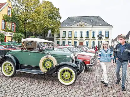 Vor der pr&auml;chtigen Kulisse des  Palais von Heespen, dem Rathaus am Esenser Marktplatz, hatten die Besitzer der zwei- und vierr&auml;drigen Sch&auml;tzchen ihre Schmuckst&uuml;cke bereits am fr&uuml;hen Morgen aufgestellt.