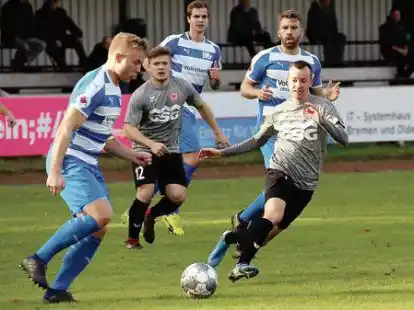 Immer in Bewegung: Robin Ramke (rechts) m&uuml;hte sich beim 0:1 gegen BW Lohne redlich, letztlich verlor er aber mit seinem VfL Wildeshausen zum dritten Mal in Folge.