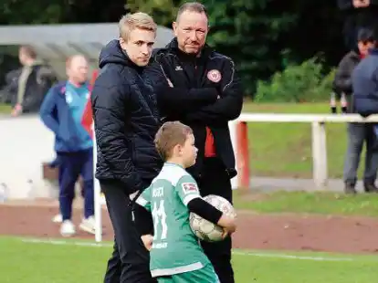Trainer und Vertreter: Marcel Bragula (rechts) &uuml;bergibt die Verantwortung an Co-Trainer  Patrick Meyer.