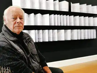 Komponist Hans-Joachim Hespos in der St&auml;dtischen Galerie vor seinen Partituren.