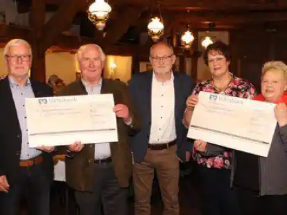 Die K&ouml;che Franz Rielmann (r.) und Heimathaus-Chef Andr&eacute; Beier(l.) servierten ein erstklassiges Men&uuml;. Zusammen mit Martin Pille (Mitte) &uuml;bergaben sie die Spendenschecks an Johannes Budde (2.v.l.) und Werner Fuhler (3.v.l.) von der Carla und sowie Dr. Annette Oltmann (3.v.r.) und Bettina Theilmann (2.v.r.) vom Verein ZIB.