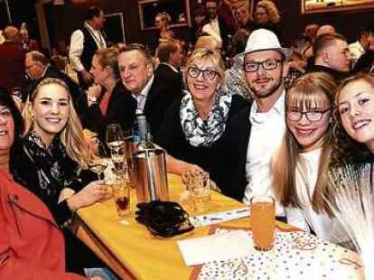 Gut gelaunte Faschingsfreunde: Das Haus Adelheide war zum Start in die Session ausverkauft.