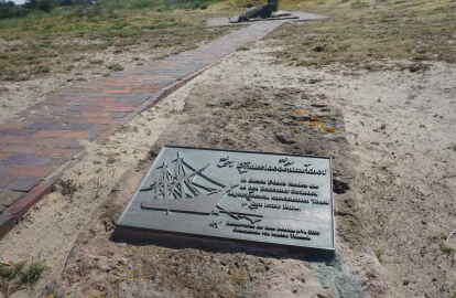 Die Gedenkplatte befindet sich außerhalb des Friedhofs. (Bild: Langer).