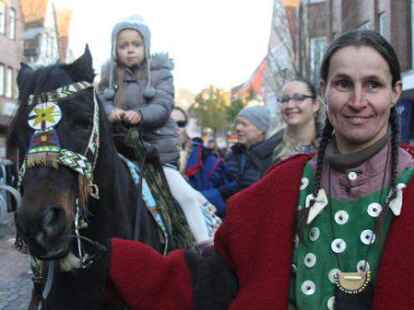 Auf dem Pferd &uuml;ber den G&auml;nsemarkt: Ulrike Horn (rechts) f&uuml;hrte die jungen Besucher durch die Innenstadt.