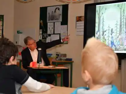 Beim Vorlesetag in der Grundschule Bookholzberg vor einer Woche wurde die von Landrat Carsten Harings vorgelesene Geschichte an der digitalen Tafel illustriert.