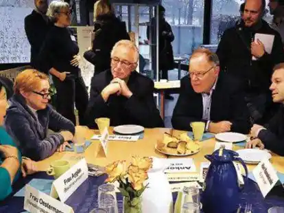 Ministerpr&auml;sident Stephan Weil im Begegnungszentrum Wollepark  (von links): Meciae Ayg&uuml;n, Mila Hartung, Oberb&uuml;rgermeister Axel Jahnz,   Stephan Weil, Landtagsabgeordneter Deniz Kurku und B&uuml;rgermeister Enno Konukiewitz