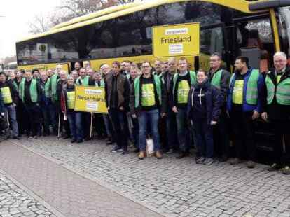 50 Landwirte aus Friesland und der Wesermarsch sind mit dem Bus zur Demo gefahren. Organisiert hat die Aktion das Kreislandvolk.