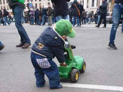 Ein Landwirtskind aus der Wesermarsch macht es den Gro&szlig;en vor und sammelt in seinem Kindertrecker M&uuml;ll ein.