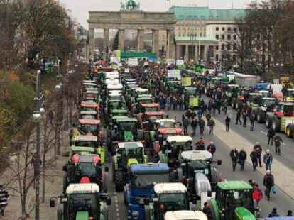 Trecker-Demo vor dem Brandenburger Tor