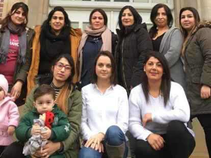 Irene Keller (zweite v.r.), Nahla Kanjo (Familienb&uuml;ro, unten rechts) und die im Familienb&uuml;ro angesiedelten &bdquo;Frauen mit Migrationshintergrund&ldquo; h&auml;ngten die &bdquo;Frei-Leben-Fahne&ldquo; am Cloppenburger Rathausbalkon auf.