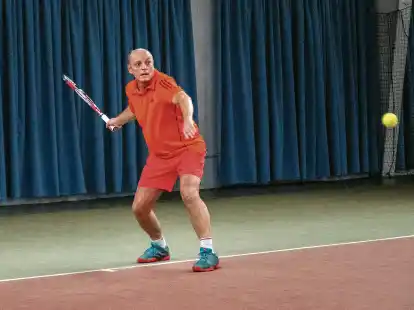 An Position 1 lie&szlig; Thomas Otte (WTHC) beim 4:2 der Herren 50 gegen Schweewarden nichts anbrennen.