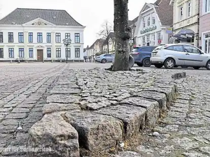 Die Pflasterung der Bauminsel auf dem  Markt soll ebenerdig durch einen Gitterring ersetzt werden.