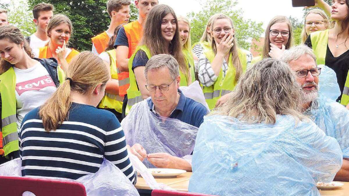 Abistreich an den BBS Jever Bierkistenrennen und Matjeswettessen im