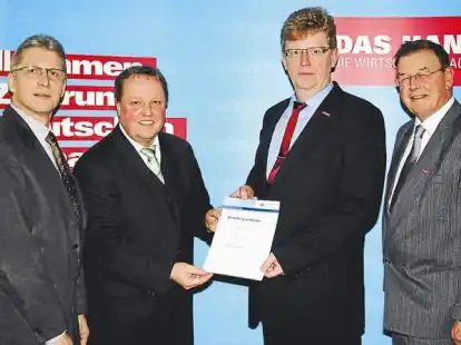 Zur Vereidigung nahm Johann Eschen (2. v. l.) Gl&uuml;ckw&uuml;nsche von Hauptgesch&auml;ftsf&uuml;hrer Peter-Ulrich Kromminga, Pr&auml;sident Albert Lienemann und dem stellvertretenden Hauptgesch&auml;ftsf&uuml;hrer J&ouml;rg Frerichs (v. r.) entgegen.