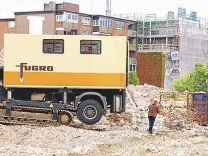 Die Bauarbeiten auf der Baustelle des Wilhelms-Outlet in der Virchowstra&szlig;e gehen voran. Von links: Outlet-Manager Marcus Frey, Marketingmanagerin Christiane Guhl und Daniela Ernst, Assistentin der Gesch&auml;ftsf&uuml;hrung.