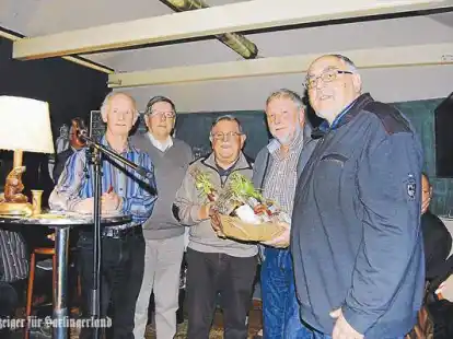 Johann Hohlen (2. v. r.) ist der Gewinner des plattdeutschen 'Plattmoker'-Wettstreits. Anneus Buisman (r.) vom Heimatverein Esens und Moderator Eibo Eibe zeichneten die N&auml;chstplatzierten Werner de Bur und Otto Harms (v. l.) aus.