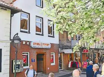 Vor der &ouml;ffentlichen Bauausschusssitzung der Stadt Esens trafen sich die Mitglieder zu einer Bereisung. Dabei ging es auch um eine Bauma&szlig;nahme beim Spiel-Treff in der Steinstra&szlig;e.