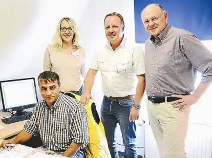 Mahmoud Alfaham in seinem B&uuml;ro in der Kurverwaltung. Stefanie Galonska, Johann Eschen und Markus Harazim (v. l.) freuen sich &uuml;ber den Eifer des Syrers.