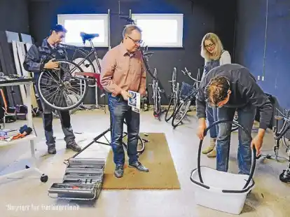 Es geht voran: Flicken, schrauben, Ketten erneuern und mehr geh&ouml;rt zu den Arbeiten in der Fahrradwerkstatt. Johann Eschen und Stefanie Galonska
