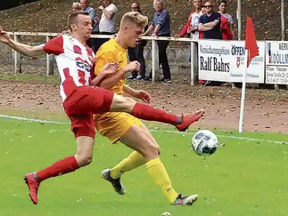 Szene aus dem Hinspiel: VfL-Offensivspieler Robin Ramke (links) im Duell gegen Leers Nick Ka&szlig;mann