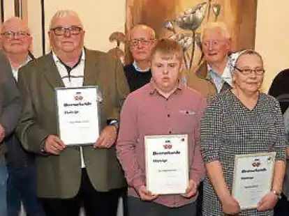Mit der Ehrenurkunde ging es nach Hause: die geehrten Mitglieder der VDK-Ortsgruppe Bar&szlig;el mit dem Vorstand.