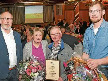 Besondere Ehrung in Vielstedt (v.l.):  Gerd L&uuml;ken, Hannelore und Helmut Schl&ouml;telburg,  Tobias Blankemeyer