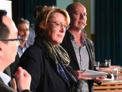 Engagierte Debatte in Westerstede: Landwirtschaftsministerin Barbara Otte-Kinast (CDU, Mitte) stellt sich den Fragen der Landwirte im Publikum. Den Abend moderierte NWZ-Chefreporter Karsten Krogmann (rechts). Links im Bild: Wirtschaftsethiker Nick Lin-Hi von der Universit&auml;t Vechta.