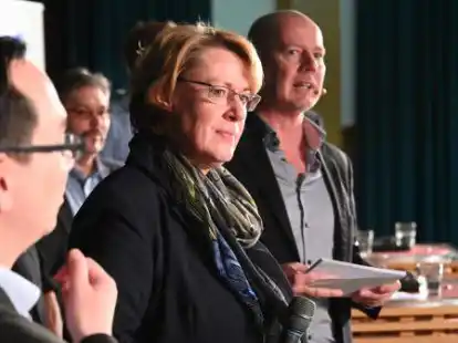 Engagierte Debatte in Westerstede: Landwirtschaftsministerin Barbara Otte-Kinast (CDU, Mitte) stellt sich den Fragen der Landwirte im Publikum. Den Abend moderierte NWZ-Chefreporter Karsten Krogmann (rechts). Links im Bild: Wirtschaftsethiker Nick Lin-Hi von der Universit&auml;t Vechta.