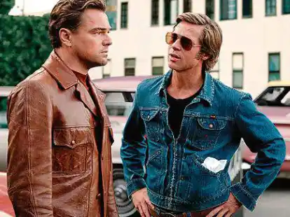 Leonardo DiCaprio (links) und Brad Pitt in einer Szene des Films &bdquo;Once Upon A Time  in Hollywood&ldquo;. Das Comedy-Drama hat bei den wichtigen US-Kritikerpreisen gleich vier Troph&auml;en abger&auml;umt.