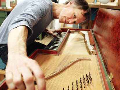 Mit Feingef&uuml;hl: Dietrich Hein beim Stimmen