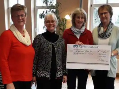 Hilke Stoffers (links) und Annegret Martens  (rechts) &uuml;bergaben den Scheck an Ute Broer-Schuldt (2. von links) und Stephanie T&ouml;njes.