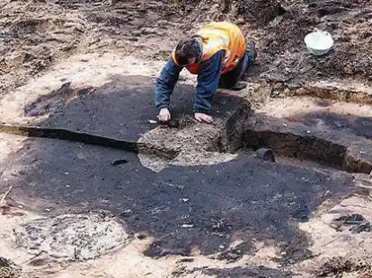 Schwarz zeichnet sich der Grundriss des Grubenhauses aus dem 9. Jahrhundert im Lehm ab.