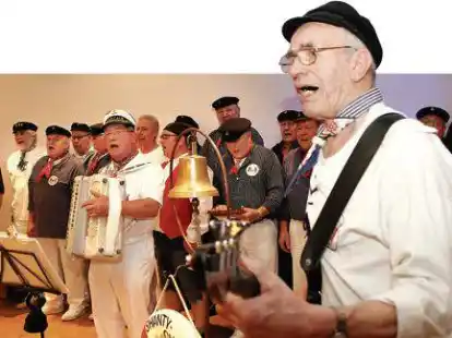 Schwungvoll: Der Shanty-Chor  Benthullen-Harbern sorgte mit maritimen Kl&auml;ngen   f&uuml;r Stimmung im Saal.