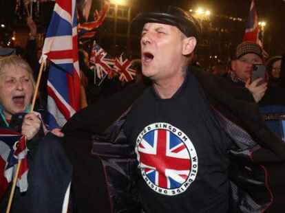 Happy &uuml;ber den EU-Austritt: Pro-Brexit-Anh&auml;nger feiern auf dem George Square in Glasgow.