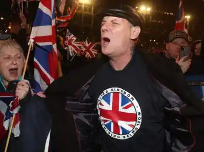 Happy &uuml;ber den EU-Austritt: Pro-Brexit-Anh&auml;nger feiern auf dem George Square in Glasgow.