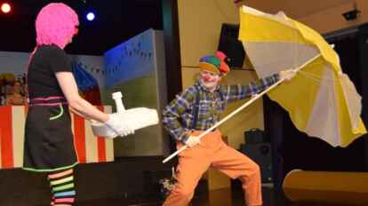 Urkomische Slapstick-Nummern brachten Alie Siefken (links) und Christoph Thien auf die Eckwarder B&uuml;hne.