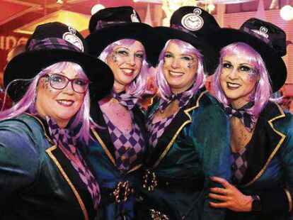 Vier Freundinnen beim Fasching: Petra Oetken-Brinkmann (von links), Doris Neitzel, Tanja Wawrzinek und Silke Eilemann sind seit &uuml;ber 20 Jahren eine eingeschworene Gruppe.