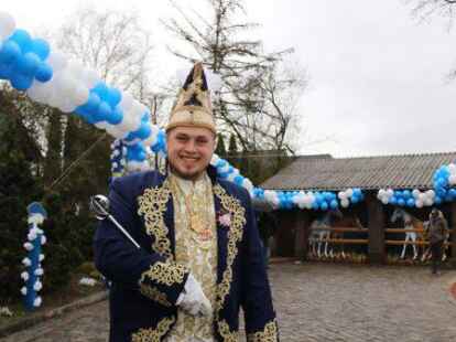 Auftakt zum Fasching um den Ring in Ganderkesee: Garden, Musikz&uuml;ge, Ex-Prinzenpaare und GGV-Pr&auml;sidium kamen zur Abholung von Prinz Timo II. und Prinzessin Lea I. Die Nachbarn hatten H&auml;user und H&ouml;fe pr&auml;chtig ausgeschm&uuml;ckt.