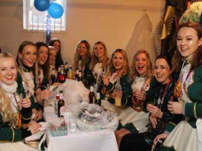 Auftakt zum Fasching um den Ring in Ganderkesee: Garden, Musikz&uuml;ge, Ex-Prinzenpaare und GGV-Pr&auml;sidium kamen zur Abholung von Prinz Timo II. und Prinzessin Lea I. Die Nachbarn hatten H&auml;user und H&ouml;fe pr&auml;chtig ausgeschm&uuml;ckt.