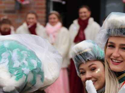 Auftakt zum Fasching um den Ring in Ganderkesee: Garden, Musikz&uuml;ge, Ex-Prinzenpaare und GGV-Pr&auml;sidium kamen zur Abholung von Prinz Timo II. und Prinzessin Lea I. Die Nachbarn hatten H&auml;user und H&ouml;fe pr&auml;chtig ausgeschm&uuml;ckt.