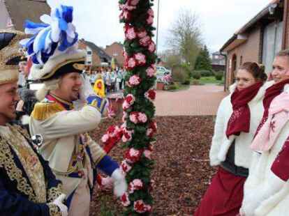 Auftakt zum Fasching um den Ring in Ganderkesee: Garden, Musikz&uuml;ge, Ex-Prinzenpaare und GGV-Pr&auml;sidium kamen zur Abholung von Prinz Timo II. und Prinzessin Lea I. Die Nachbarn hatten H&auml;user und H&ouml;fe pr&auml;chtig ausgeschm&uuml;ckt.