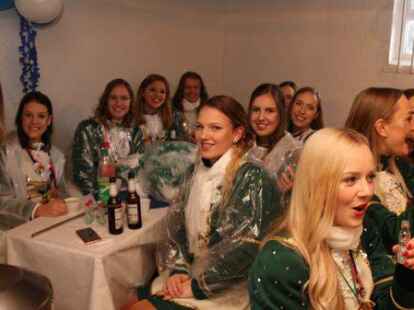 Auftakt zum Fasching um den Ring in Ganderkesee: Garden, Musikz&uuml;ge, Ex-Prinzenpaare und GGV-Pr&auml;sidium kamen zur Abholung von Prinz Timo II. und Prinzessin Lea I. Die Nachbarn hatten H&auml;user und H&ouml;fe pr&auml;chtig ausgeschm&uuml;ckt.